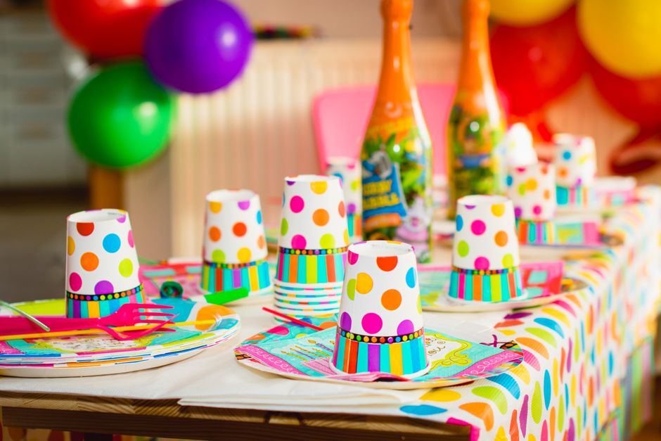 Party box s pirátskými doplňky na stole