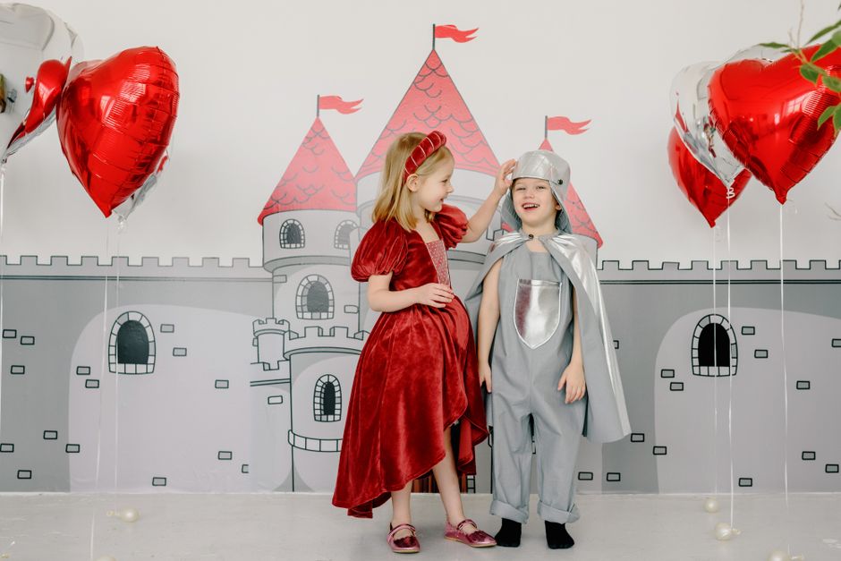 Dívka v kostýmu princezny na narozeninové oslavě
