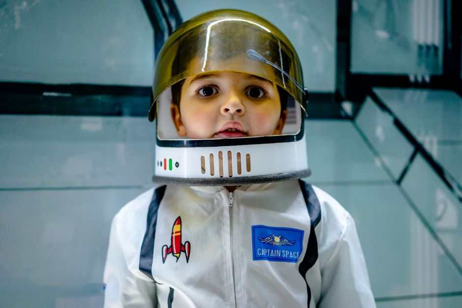 Dítě v kostýmu astronauta na vesmírné oslavě
